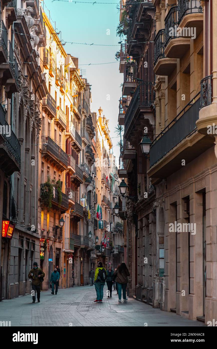 Barcelone, Espagne - 10 février 2022 : vue sur la rue depuis Carrer dels Tallers à Barcelone, Catalogne, Espagne. Banque D'Images