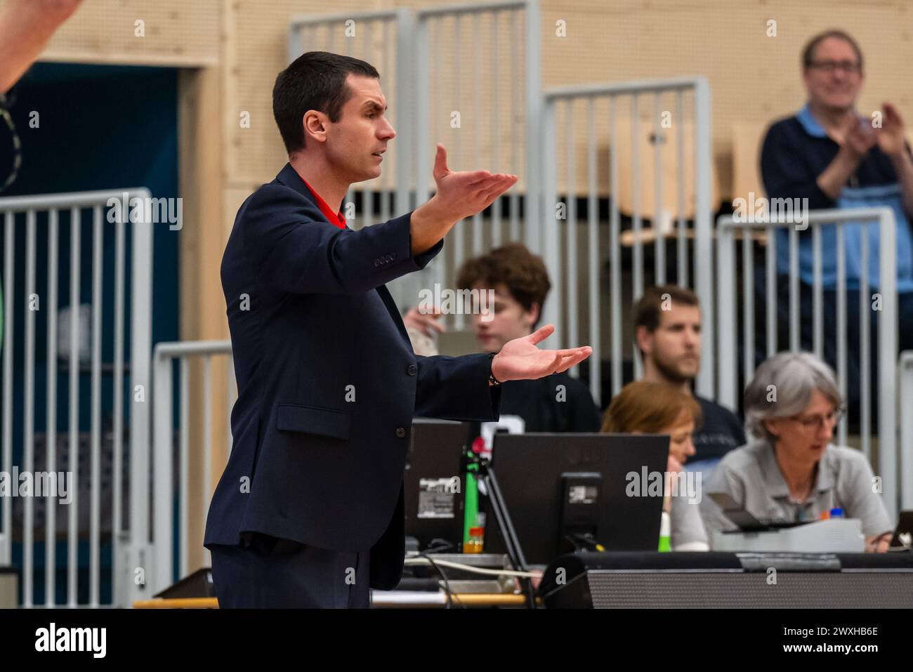 LEIDEN, PAYS-BAS - MARS 30 : entraîneur Alexandre Zampier de RSW Liege basket lors du match d'Or Elite de la BNXT League entre Zorg et Zekerheid Leid Banque D'Images