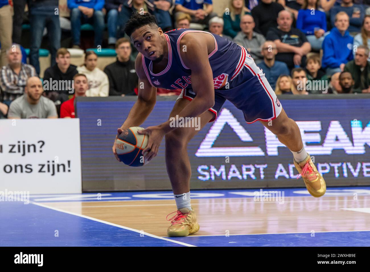 LEIDEN, PAYS-BAS - MARS 30 : E.J. Anosike de RSW Liege basket lors du match d'Or Elite de la BNXT League entre Zorg en Zekerheid Leiden et RSW Lieg Banque D'Images