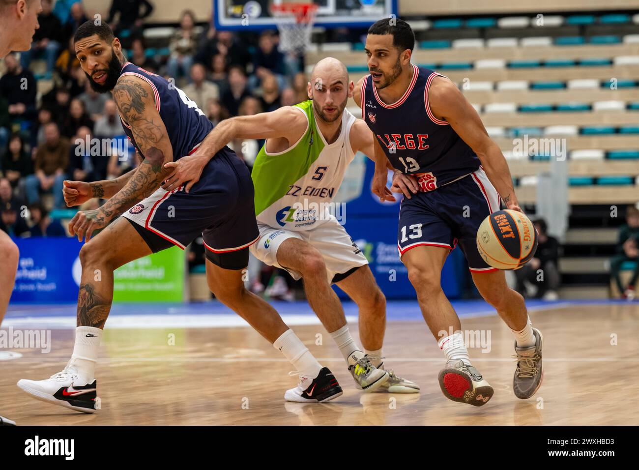 LEIDEN, PAYS-BAS - MARS 30 : Jamelle Hagins de RSW Liege basket, Marijn Ververs de ZZ Leiden, Engel Rodriguez de RSW Liege basket pendant le BNXT l Banque D'Images