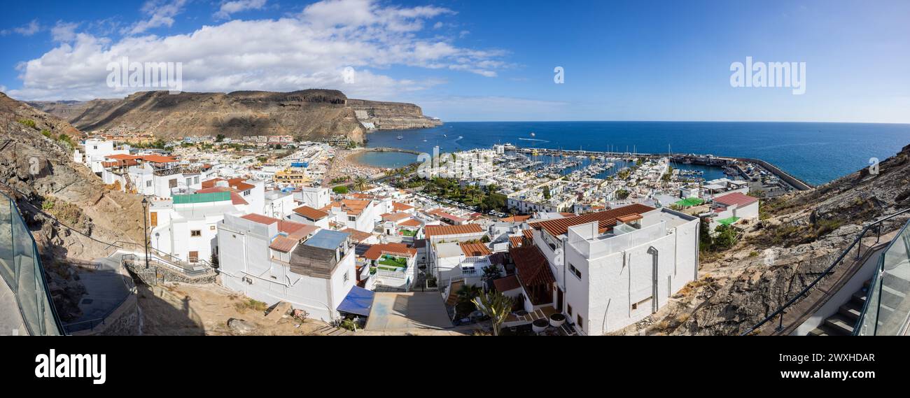 Image panoramique de Puerto de Mogán dans le sud de l'île Gran Canaria, îles Canaries, Espagne. Assemblé à partir de plusieurs images et réduit à l'échelle. Banque D'Images