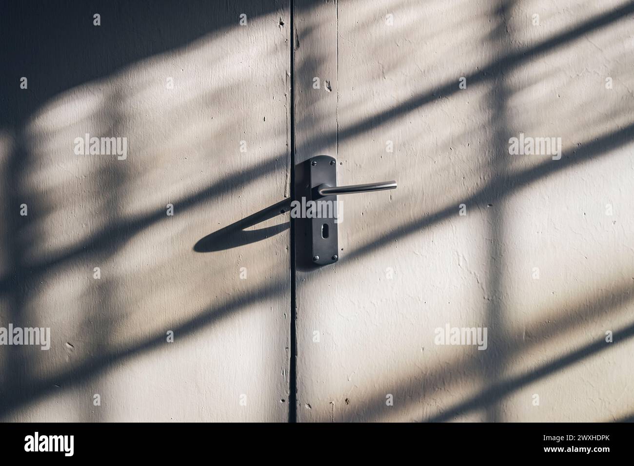Poignée de porte encadrée dans l'ombre de fenêtre Banque D'Images