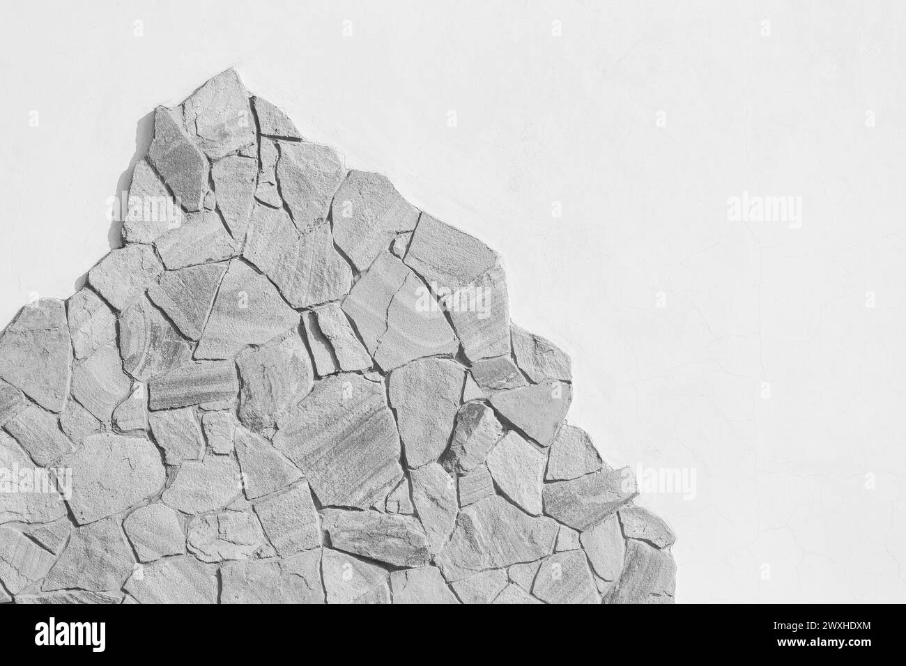 Échantillon de pierre objet solide de montagne rugueux gris sur fond blanc de motif de mur léger, espace vide abstrait. Banque D'Images
