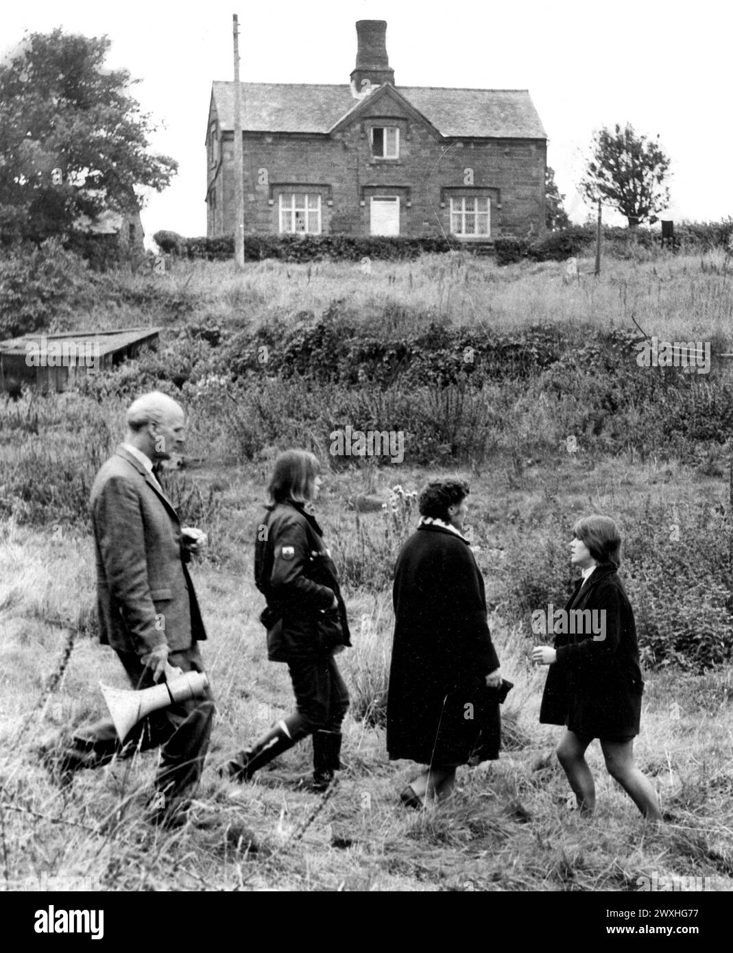 La scène du plus long siège en Grande-Bretagne en tant qu'amis et parents de John James essayer de persuader de quitter le chalet à l'abandon dans le cadre de Weston dans le Shropshire 1968 Redcastle Banque D'Images La scène du plus long siège en Grande-Bretagne en tant qu'amis et parents de John James essayer de persuader de quitter le chalet à l'abandon dans le cadre de Weston dans le Shropshire 1968 Redcastle Banque D'Images
