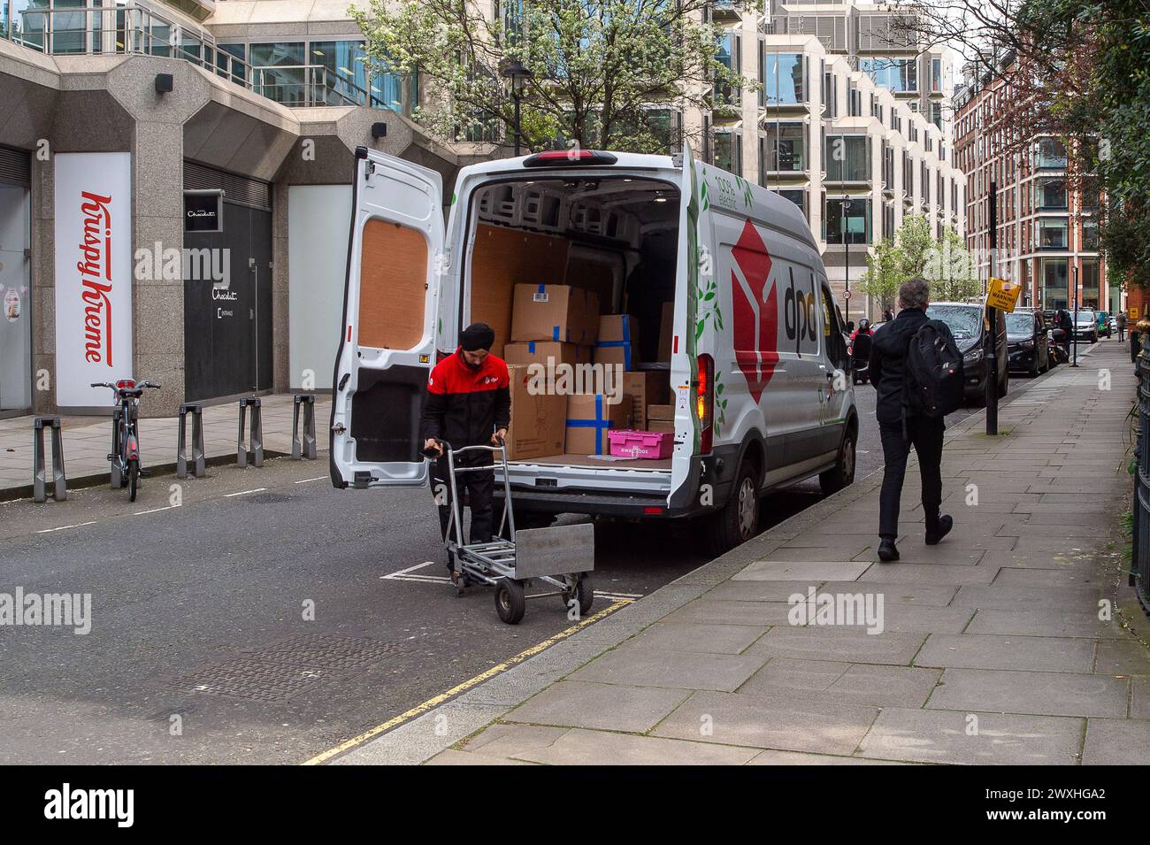 Londres, Royaume-Uni. 26 mars 2024. Un livreur de DPD déposant des colis dans une rue de Westminster, Londres. Crédit : Maureen McLean/Alamy Banque D'Images