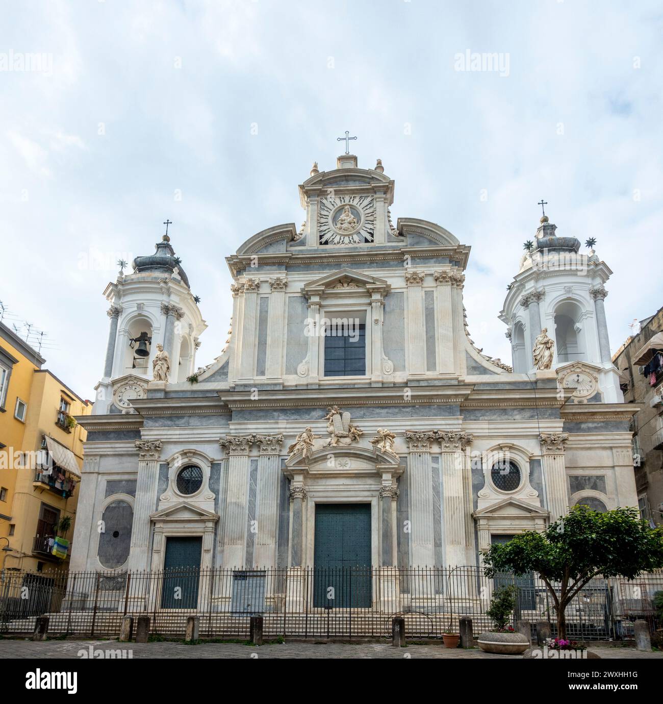 Façade de l'église et couvent des Girolamini ou Gerolamini, église gothique quartier historique de Naples, Naples, Campanie, Italie, Banque D'Images