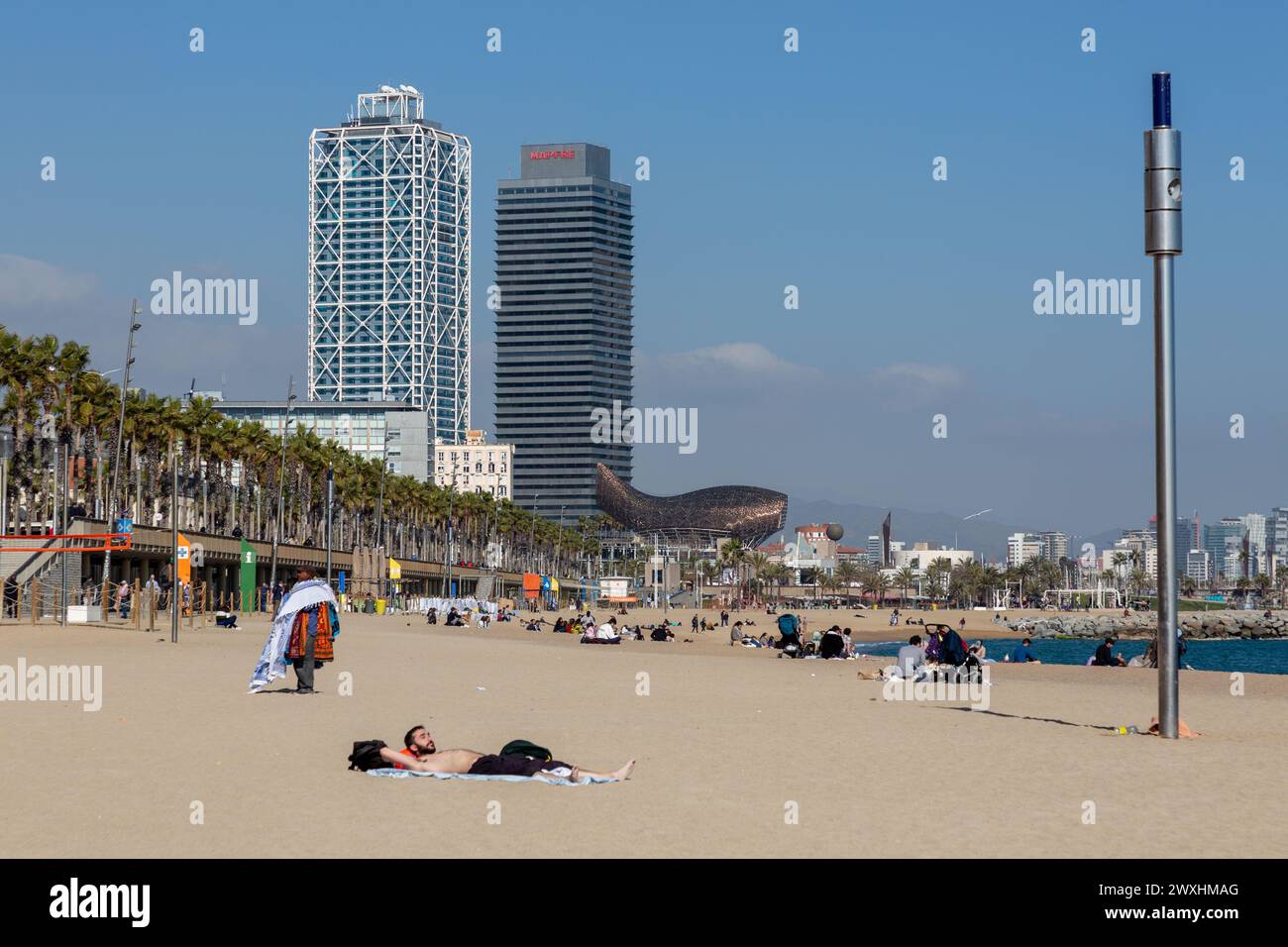 Barcelone, Espagne - 13 FÉVRIER 2022 : la sculpture géante de poissons d'or, El Peix de Frank Gehry, située sur le port Olypmique de Barcelone, Catalogne, Espagne. Banque D'Images