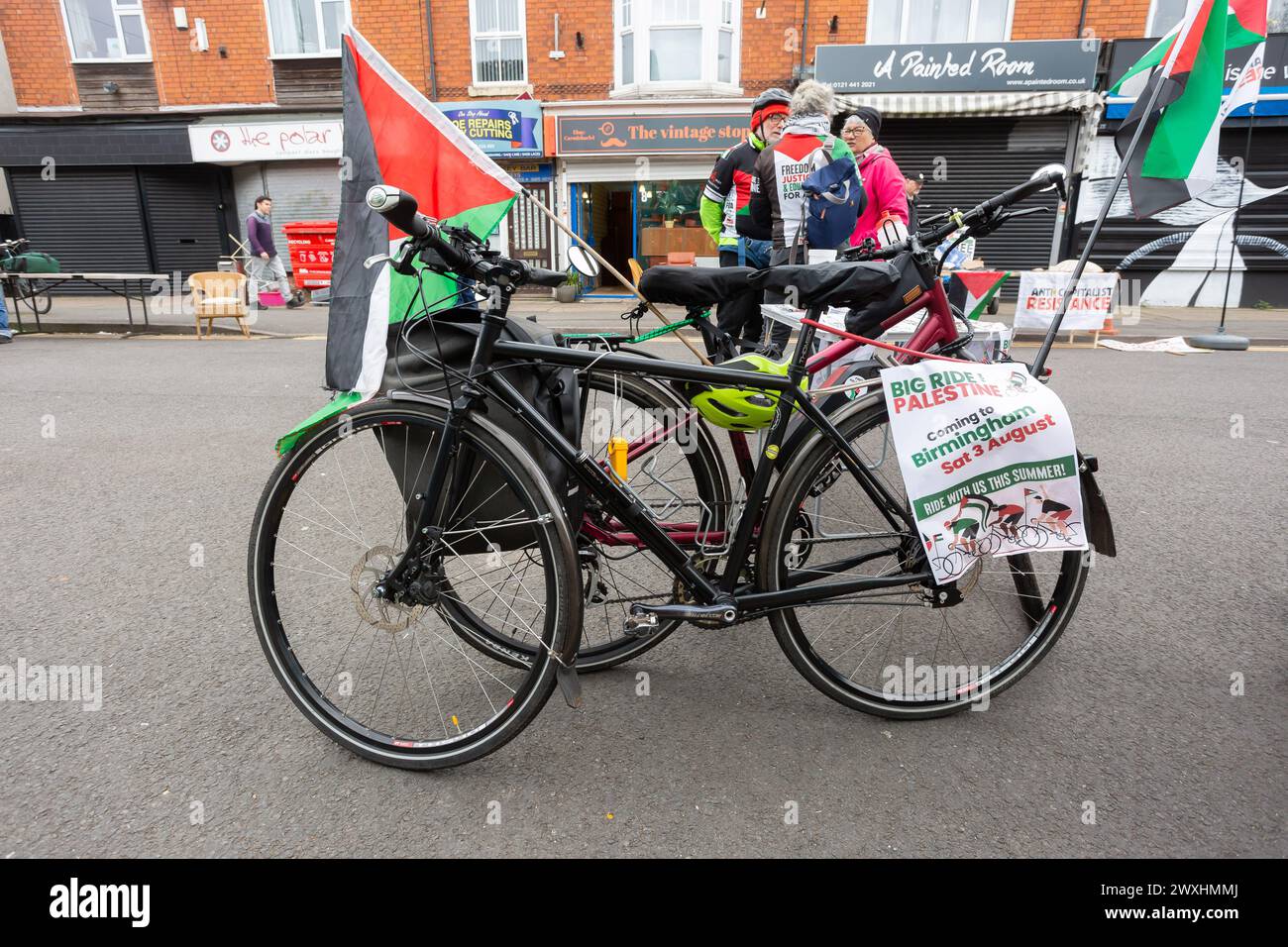 Kings Heath, Birmingham, Royaume-Uni. 31 mars 2024. Promotion « Big Ride for Palestine » par les cyclistes au Birmingham Palestine Weekender dans le quartier de Kings Heath de la ville. L'événement comprend des groupes live, des DJ sets, des mots parlés, des contes, des bannières, ateliers artistiques, présentations sur l'histoire de la Palestine et débats. Crédit : Peter Lopeman/Alamy Live News Banque D'Images