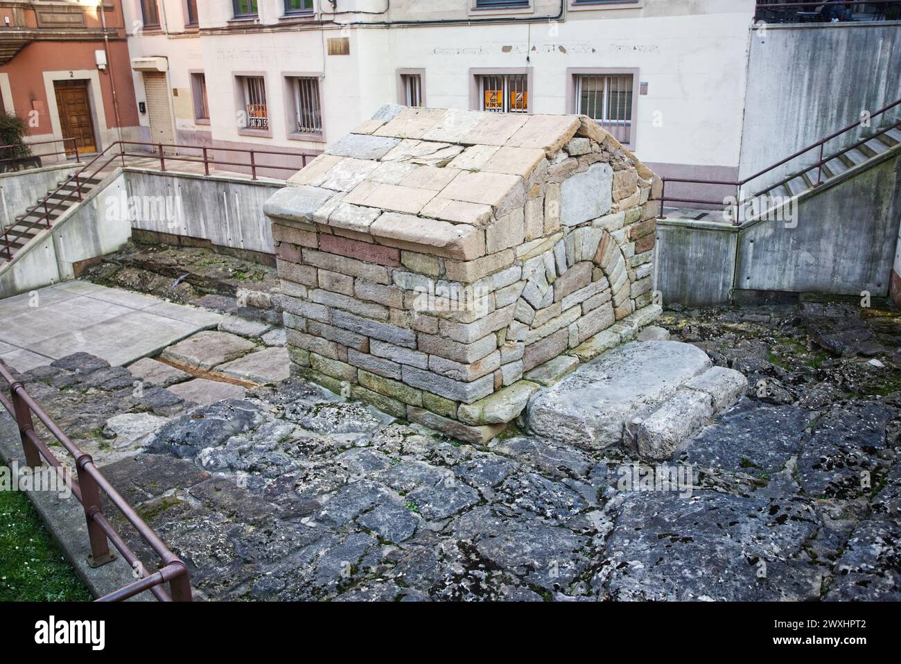 La fontaine de Foncalada date du IXe siècle et a été construite sous le règne d'Alphonse III le Grand (866-910). Oviedo, Asturies, Espagne. Banque D'Images