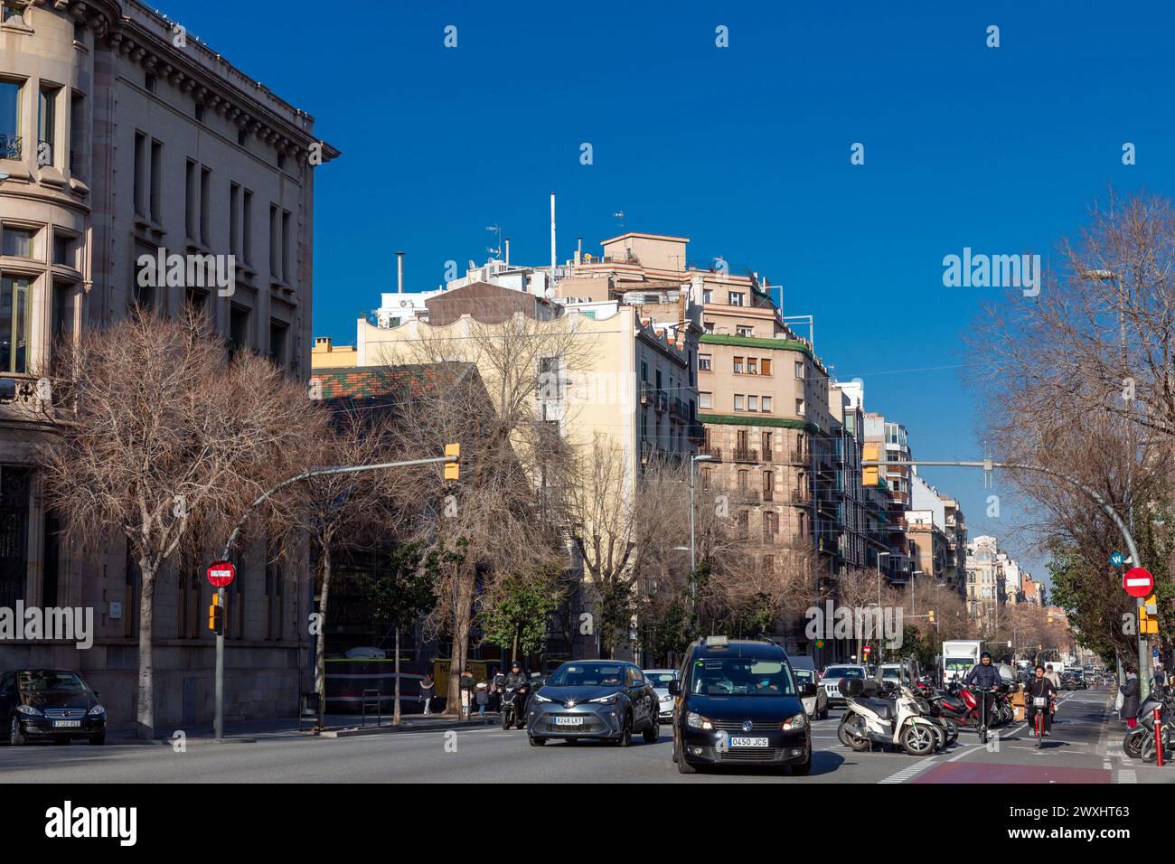 Barcelone, Espagne - 10 février 2022: Bâtiments autour du Passeig de Gracia, l'une des principales avenues du quartier Eixample de Barcelone, Espagne. Banque D'Images