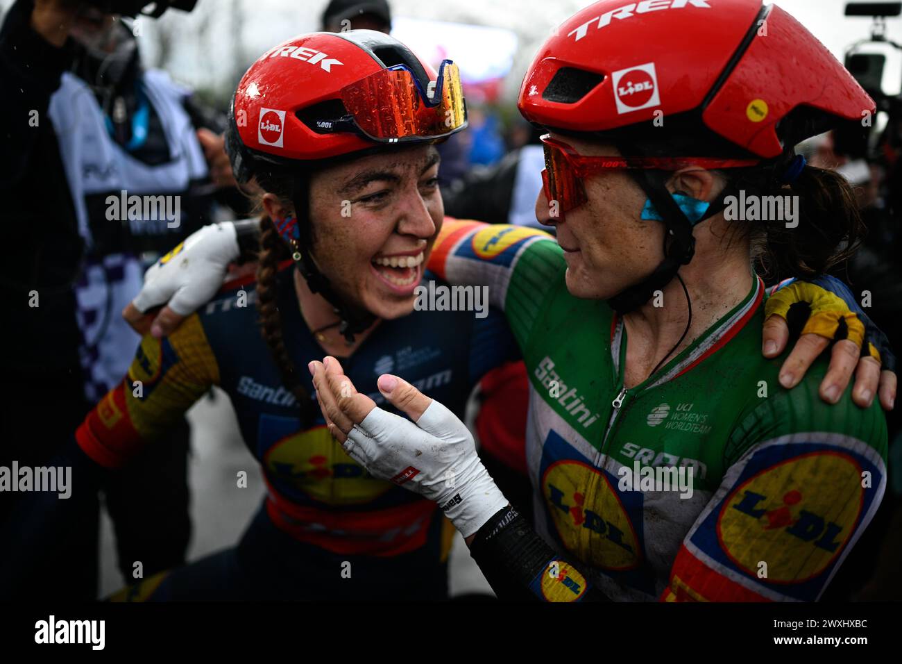 La néerlandaise Shirin Van Anrooij de Lidl-Trek et l'italienne Elisa Longo Borghini de Lidl-Trek célèbrent leur victoire sur la course féminine de la ronde van Vlaanderen/ Tour des Flandres/ Tour des Flandres', 163 km avec départ et arrivée à Oudenaarde, dimanche 31 mars 2024. BELGA PHOTO JASPER JACOBS Banque D'Images