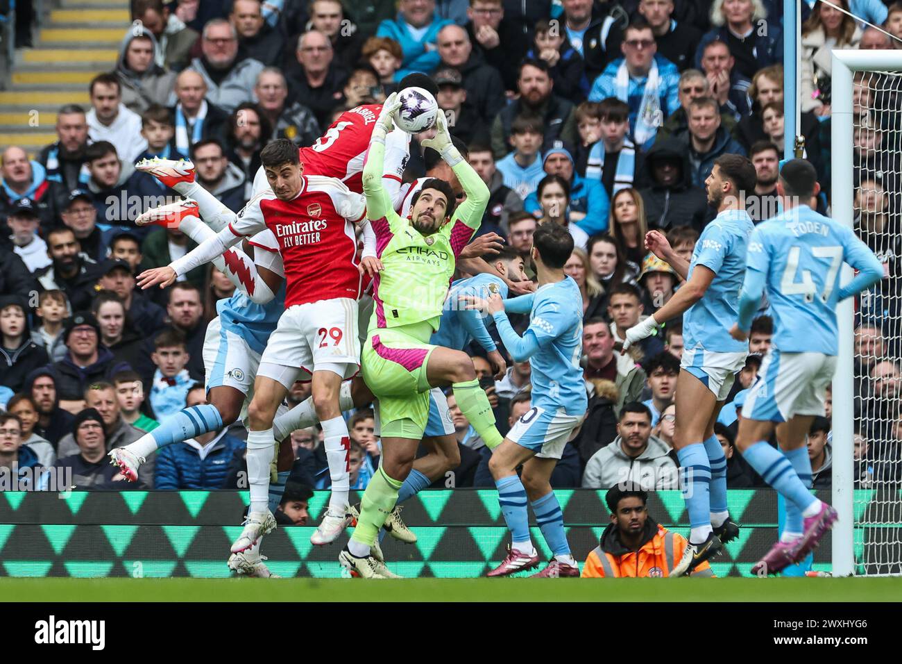 Stefan Ortega de Manchester City remporte le cross lors du match de premier League Manchester City vs Arsenal à l'Etihad Stadium, Manchester, Royaume-Uni, le 31 mars 2024 (photo par Mark Cosgrove/News images) en, le 31/03/2024. (Photo de Mark Cosgrove/News images/SIPA USA) crédit : SIPA USA/Alamy Live News Banque D'Images