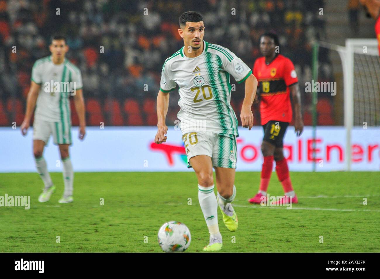 ABIDJAN, COTE D'IVORE - 15 JANVIER ; Youcef Atal d'Algérie lors du match de la Coupe d'Afrique des Nations TotalEnergies CAF (AFCON 2023) entre l'Algérie et Banque D'Images