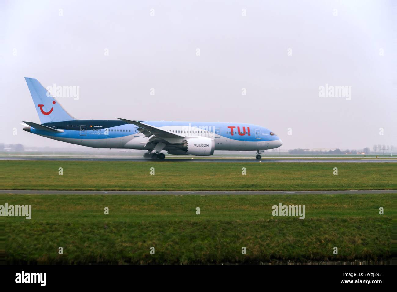 TUI Airlines Belgium un Boeing 787 OO-JDL atterrit sur Polderbaan à son arrivée à l'aéroport d'Amsterdam Schiphol aux pays-Bas Banque D'Images