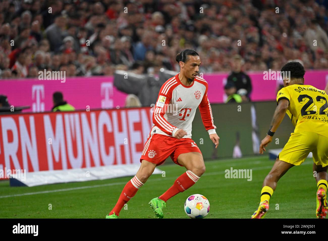 MUNICH, Allemagne. , . 10 Leroy SANÉ, SANE du FC Bayern vs 22 Ian MAATSEN du BVB lors du match de Bundesliga Football entre le FC Bayern Muenchen et le Borussia Dortmund, BVB, à l'Allianz Arena de Munich le 30. Mars 2024, Allemagne. DFL, Fussball, 0:2(photo et copyright @ Jerry ANDRE/ATP images) (ANDRE Jerry/ATP/SPP) crédit : SPP Sport Press photo. /Alamy Live News Banque D'Images