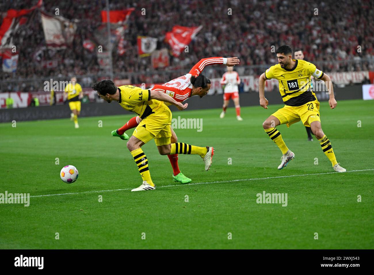 MUNICH, Allemagne. , . 10 Leroy SANÉ, Sane du FC Bayern vs #23 Emre CAN et Mats HUMMELS de BVB lors du match de Bundesliga Football entre le FC Bayern Muenchen et le Borussia Dortmund, BVB, à l'Allianz Arena de Munich le 30. Mars 2024, Allemagne. DFL, Fussball, 0:2(photo et copyright @ Jerry ANDRE/ATP images) (ANDRE Jerry/ATP/SPP) crédit : SPP Sport Press photo. /Alamy Live News Banque D'Images