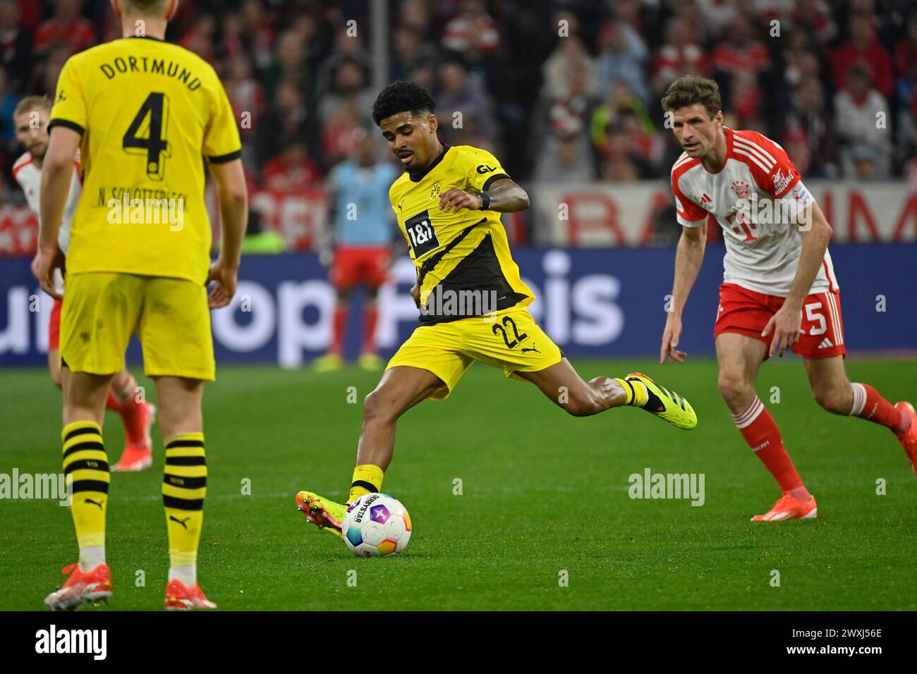 MUNICH, Allemagne. , . 22 Ian MAATSEN vs 5 Thomas MUELLER, Müller, lors du match de Bundesliga Football entre le FC Bayern Muenchen et le Borussia Dortmund, BVB, à l'Allianz Arena de Munich le 30. Mars 2024, Allemagne. DFL, Fussball, 0:2(photo et copyright @ Jerry ANDRE/ATP images) (ANDRE Jerry/ATP/SPP) crédit : SPP Sport Press photo. /Alamy Live News Banque D'Images