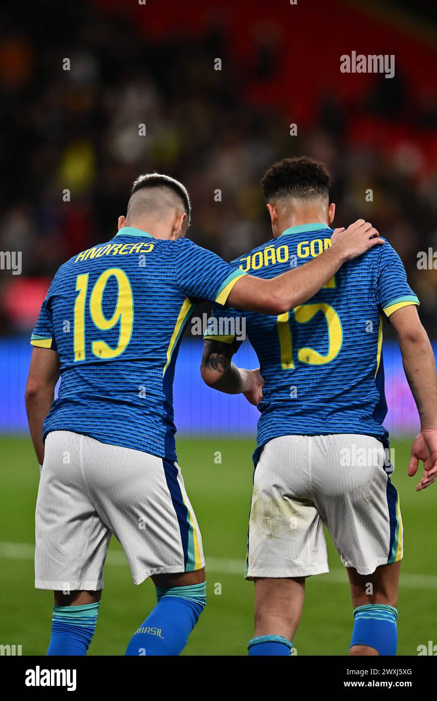 LONDRES, ANGLETERRE - 23 MARS : Andreas Pereira, Joao Gomes du Brésil célèbrent après avoir gagné le match après le match amical international entre Engl Banque D'Images