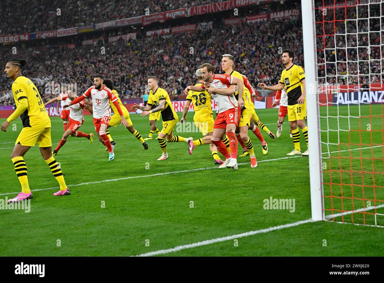 MUNICH, Allemagne. , . Harry KANE, 4 Nico SCHLOTTERBECK, 11 Marco REUSS, 15 Mats HUMMELS de BVB et 40 Noussair MAZRAOUI de FcBayern lors du match de Bundesliga Football entre le FC Bayern Muenchen et le Borussia Dortmund, BVB, à l'Allianz Arena de Munich le 30. Mars 2024, Allemagne. DFL, Fussball, 0:2(photo et copyright @ Jerry ANDRE/ATP images) (ANDRE Jerry/ATP/SPP) crédit : SPP Sport Press photo. /Alamy Live News Banque D'Images