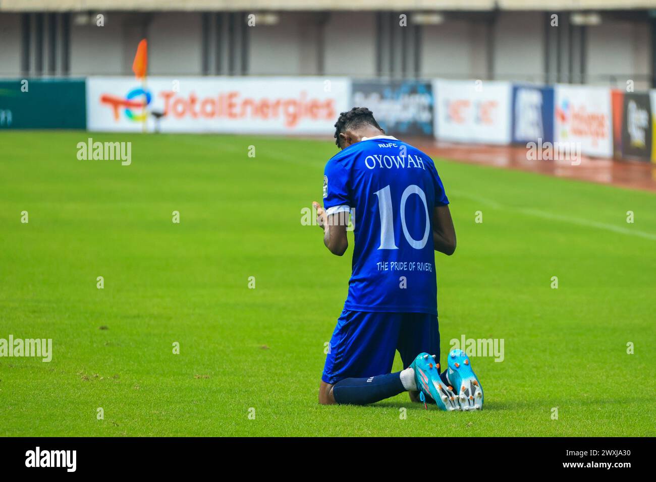 UYO, NIGERIA - MARS 31 ; Oyowah Young de Rivers United lors du match de la Coupe des Confédérations de la CAF entre Rivers United du Nigeria et l'USM Alger (Algeri Banque D'Images