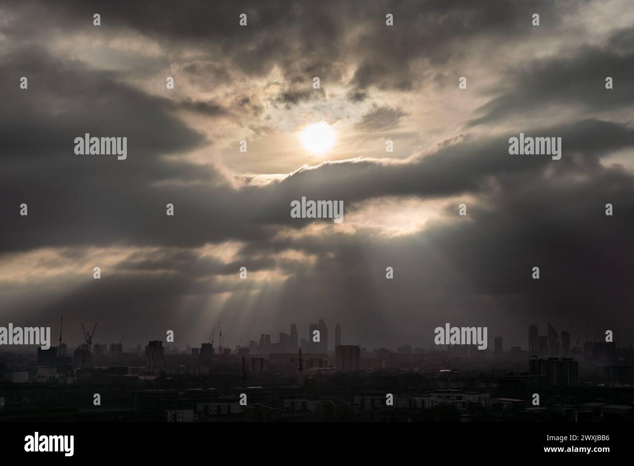 Londres, Royaume-Uni. 31 mars 2024. Météo britannique : la lumière du soir apporte des rayons de soleil brisant sur le paysage de la ville se terminant le dimanche de Pâques. Crédit : Guy Corbishley/Alamy Live News Banque D'Images