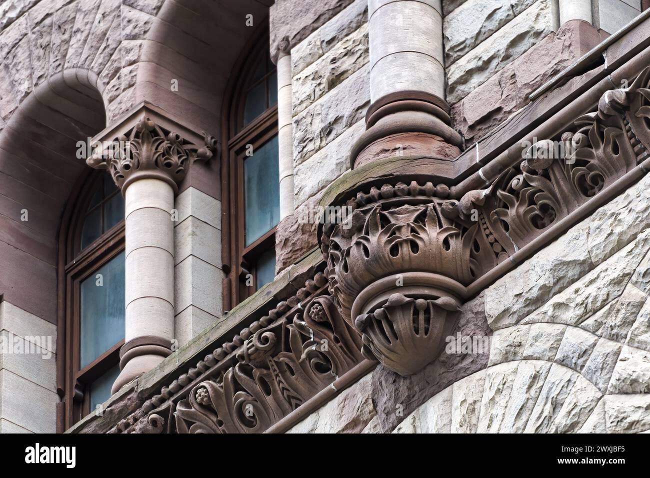 Caractéristiques architecturales coloniales ou détails dans l'ancien édifice de l'hôtel de ville (1898), Toronto, Canada. Partie d'une série. Banque D'Images