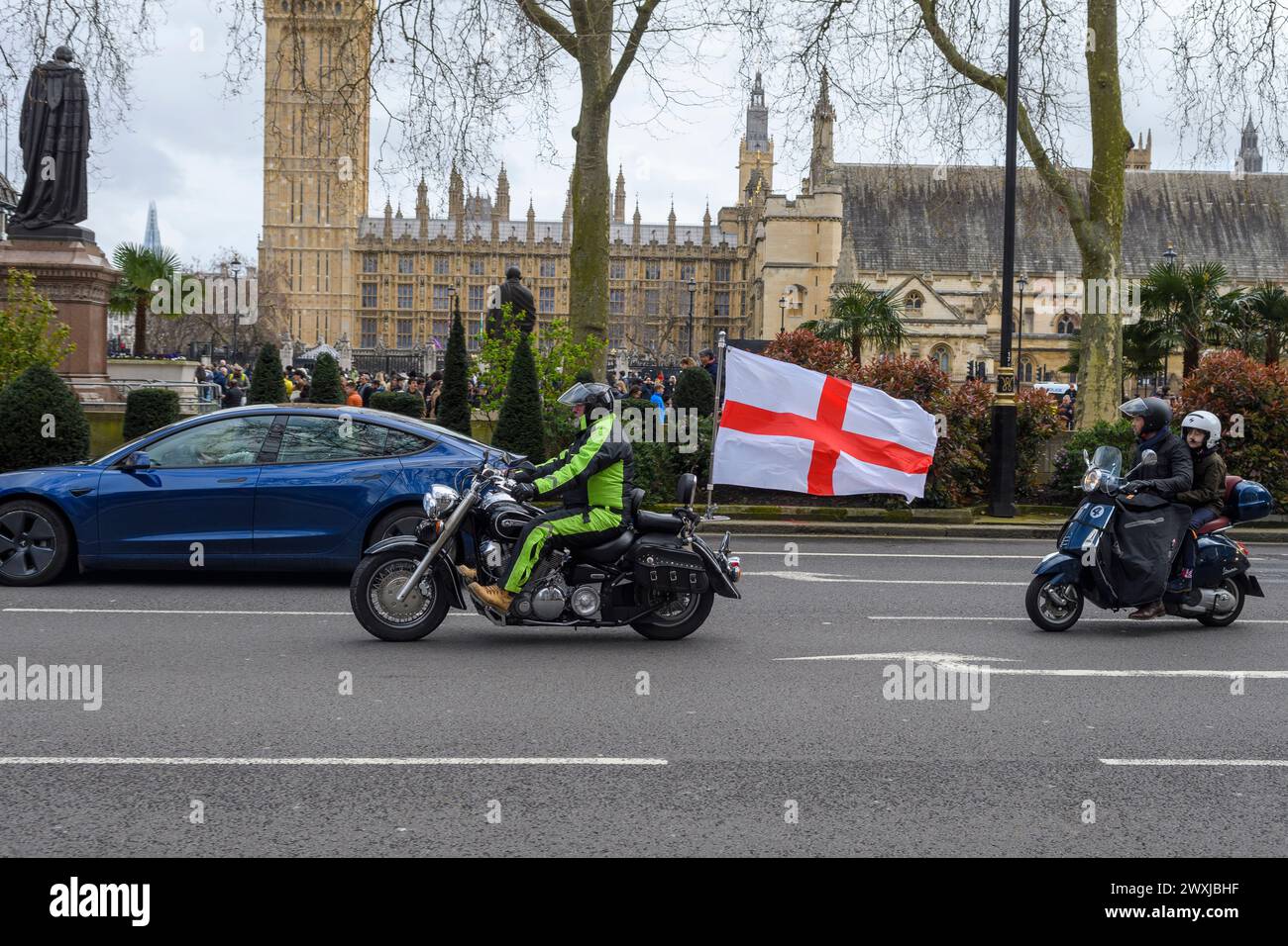 Amateurs de moto dans les rues de Westminster, Londres pendant le rallye moto de Pâques, vendredi Saint, 2024 Banque D'Images