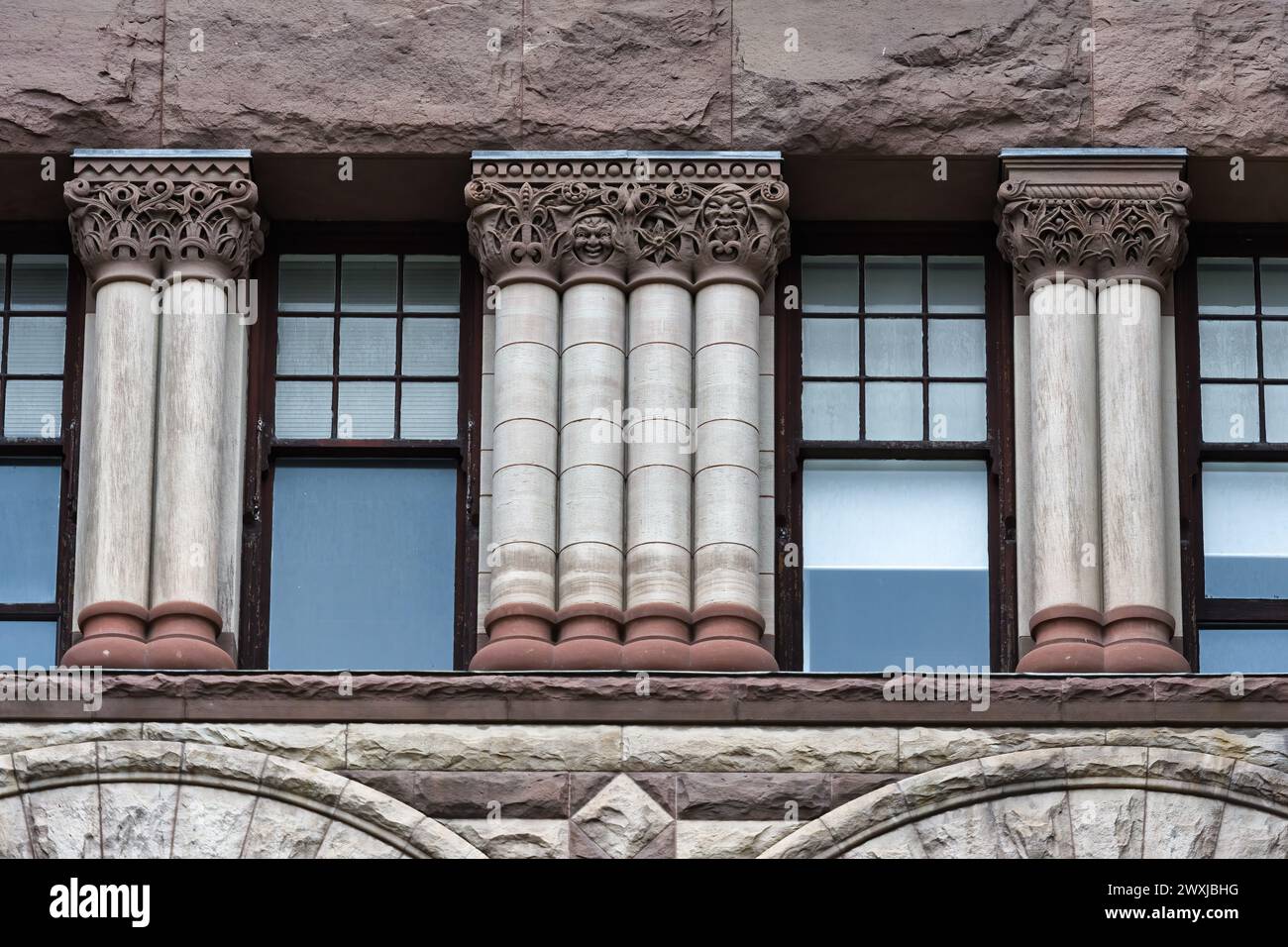 Caractéristiques architecturales coloniales ou détails dans l'ancien édifice de l'hôtel de ville (1898), Toronto, Canada. Partie d'une série. Banque D'Images