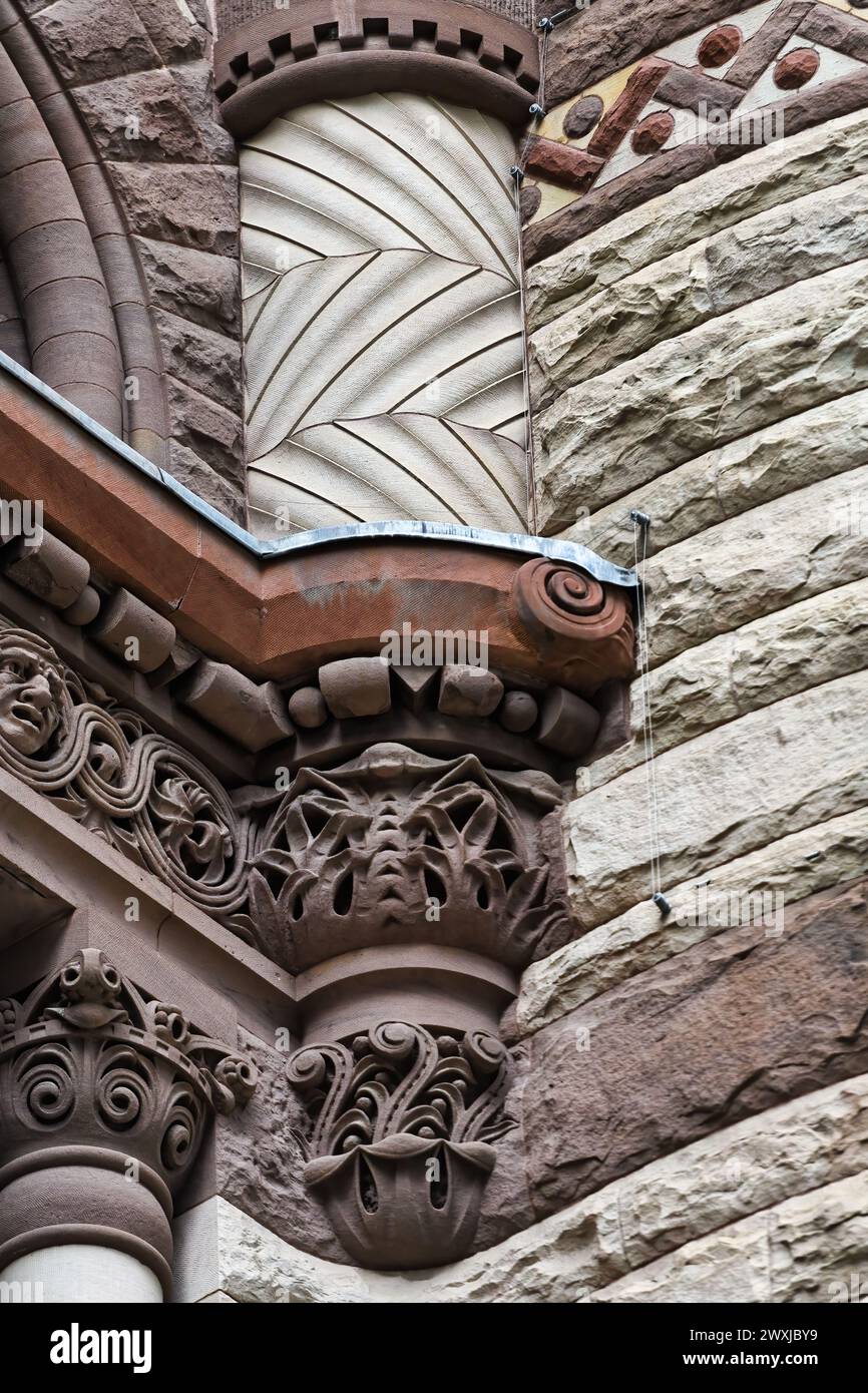 Caractéristiques architecturales coloniales ou détails dans l'ancien édifice de l'hôtel de ville (1898), Toronto, Canada. Partie d'une série. Banque D'Images