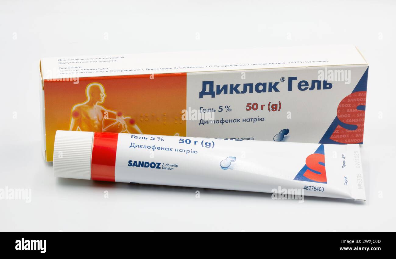 Kiev, Ukraine - 18 décembre 2023 : Sandoz Diclac gel tube gros plan sur fond blanc. C'est un gel anti-inflammatoire topique, contient du diclofénac Banque D'Images