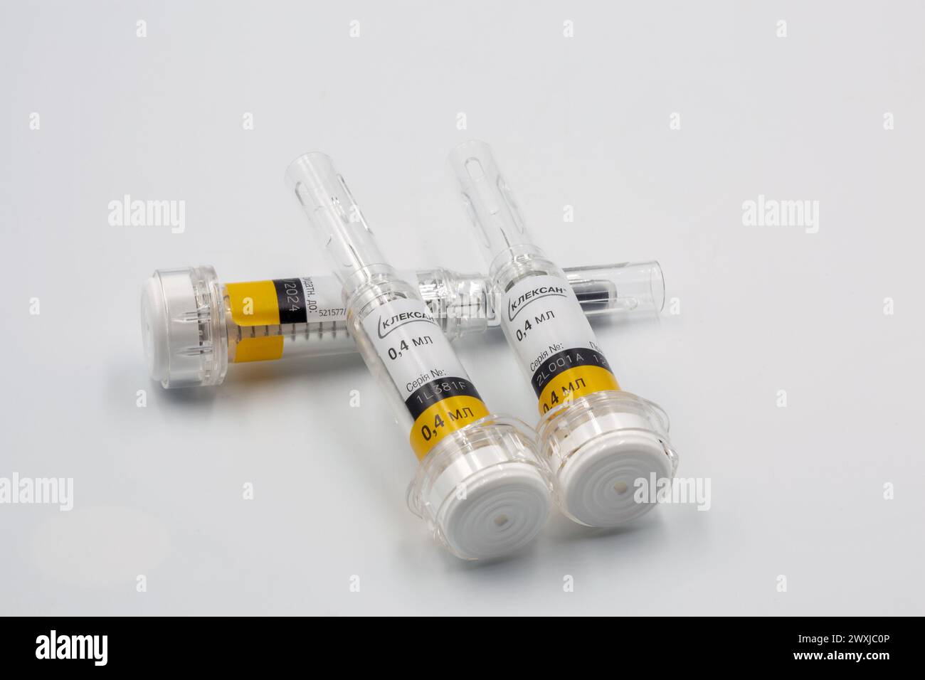 Kiev, Ukraine - 18 décembre 2023 : Clexane 40 mg seringues Sanofi, solution préremplie pour injection et aiguille d’injection avec système de sécurité automatique cl Banque D'Images