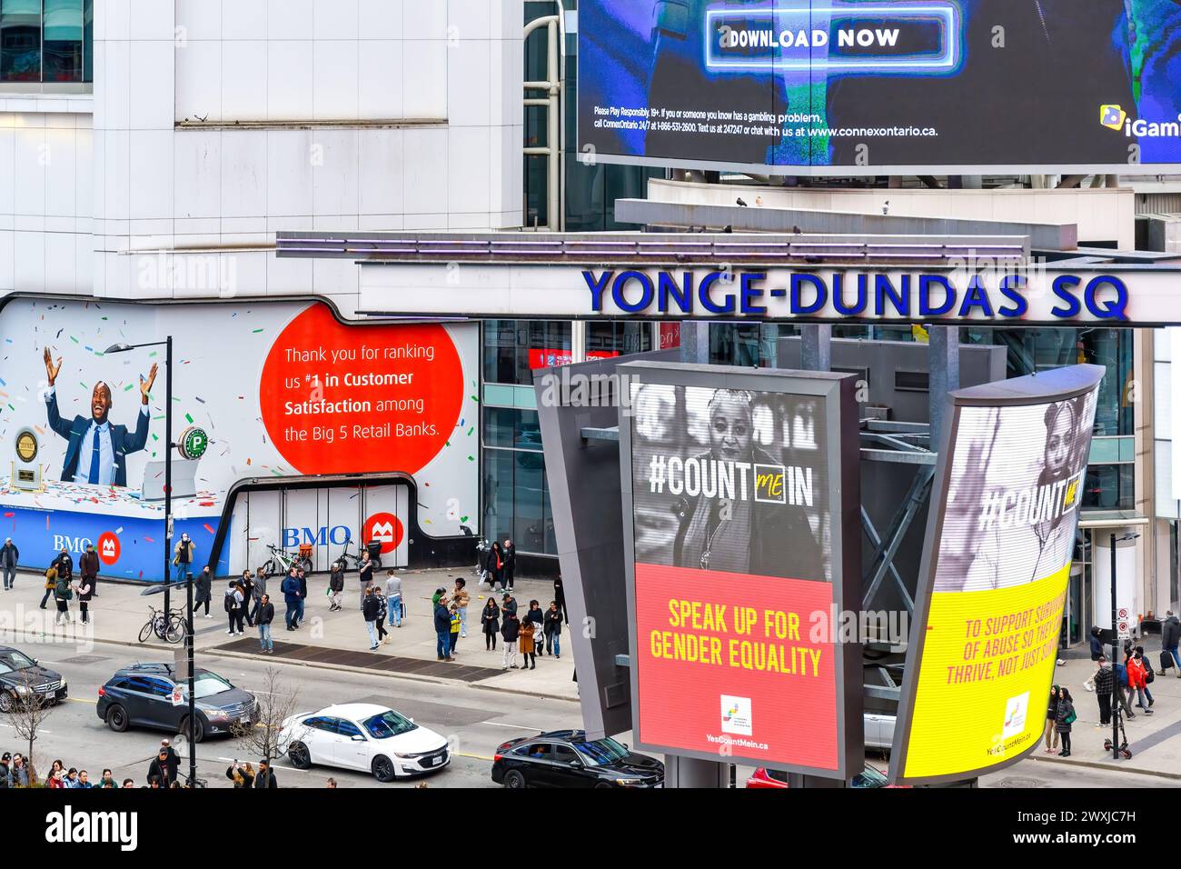 Écran publicitaire à grande échelle à Yonge-Dundas Square, Toronto, Canada Banque D'Images