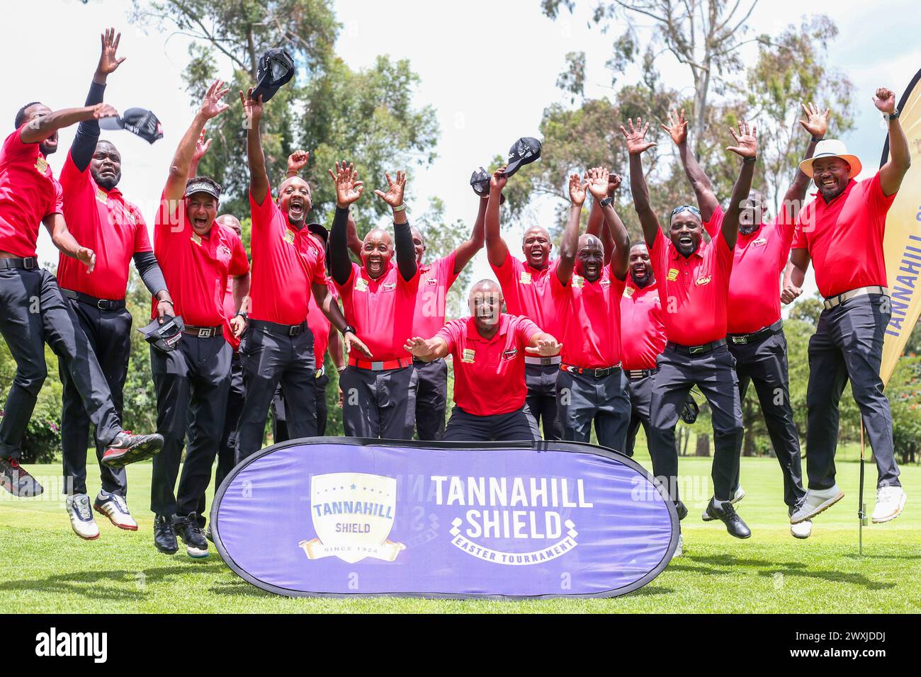 NAIROBI, KENYA - MARS 31 ; les joueurs du Royal Nairobi Golf Club célèbrent avec Tannahill Shield le 31 mars 2024 lors de la finale de Tannahill Golf To Banque D'Images