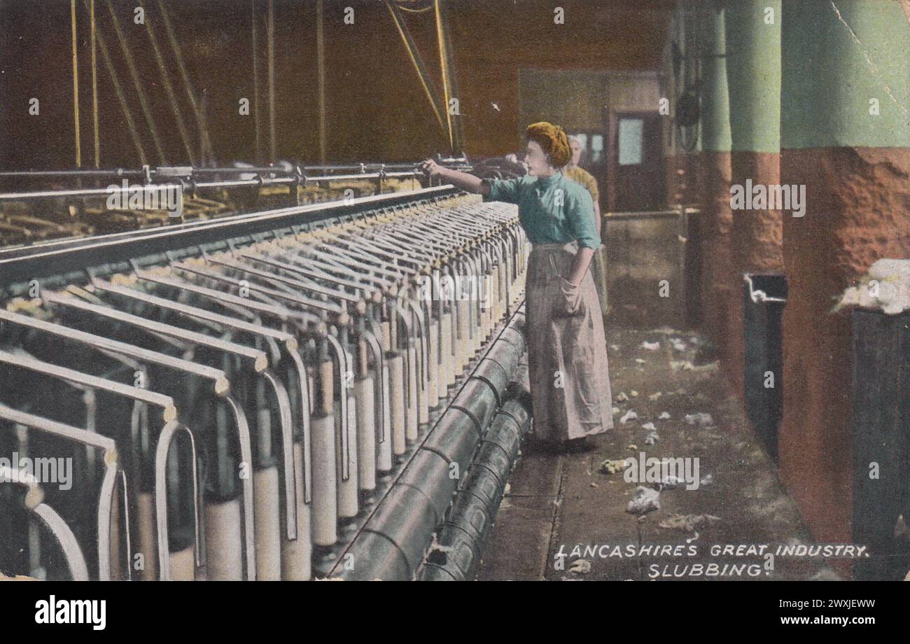 'Lancashire's Great Industry : Slubbing' : photographie teintée en couleur publiée sous forme de carte postale par L. Pickles & Co, Bradford, au début du XXe siècle. Il montre une travailleuse de moulin qui s'occupe d'une machine de bouchage dans une usine de coton Banque D'Images