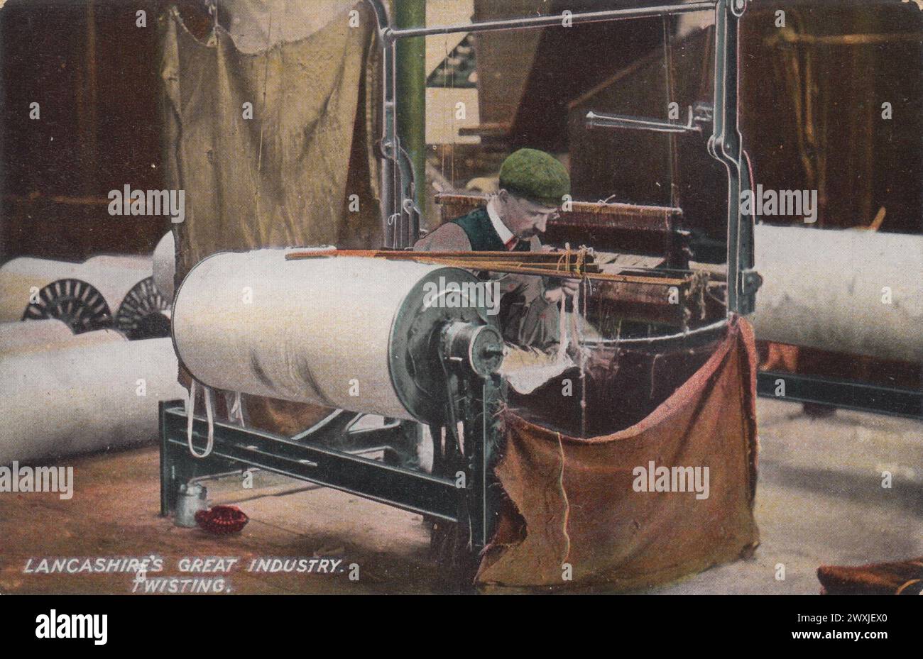 'Lancashire's Great Industry : Twisting' : photographie teintée en couleur publiée sous forme de carte postale par L. Pickles & Co, Bradford, au début du XXe siècle. Il montre un homme dans un chapeau de tissu travaillant dans une usine de coton du Lancashire sur une machine à retordre, avec d'énormes bobines de coton en arrière-plan Banque D'Images