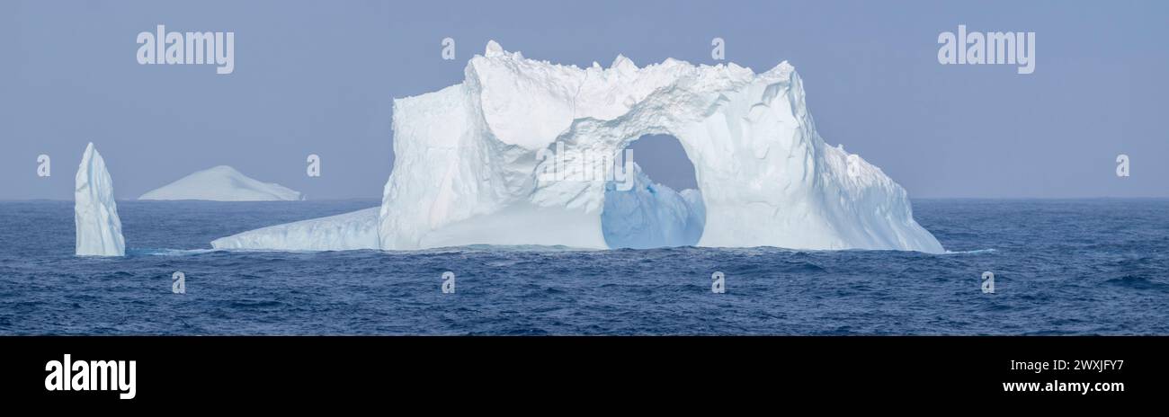 Antarctique, mer de Ross. Grand iceberg avec trou. Banque D'Images
