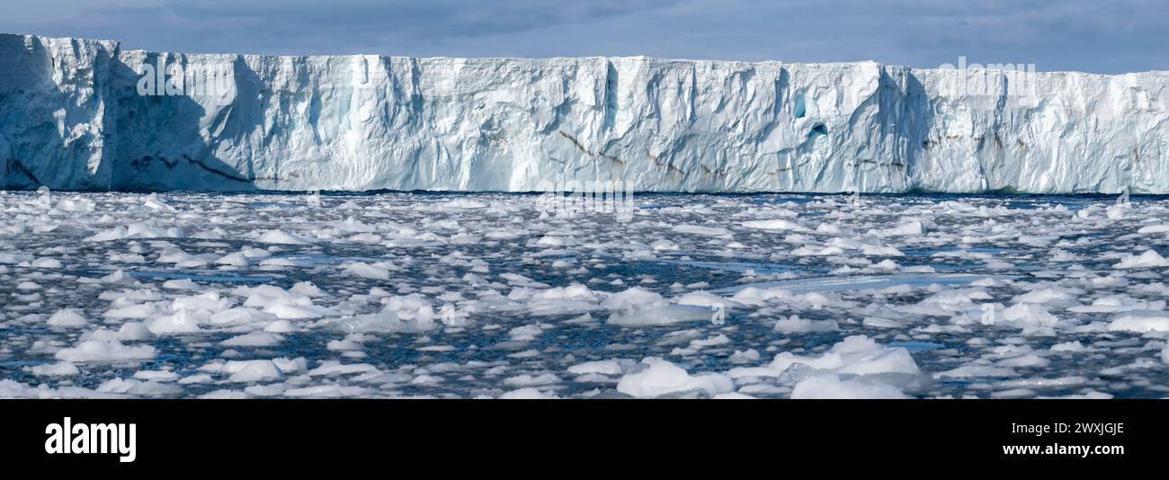 Antarctique, mer de Ross, Terre Victoria, Baie de Terra Nova. Glacier Campbell. Baie remplie de morceaux de bergy et de glace de brash provenant d'un grand événement de vêlage. Banque D'Images