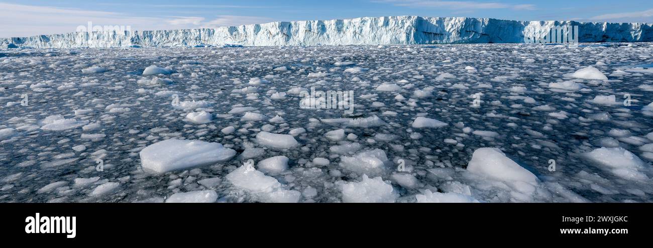 Antarctique, mer de Ross, Terre Victoria, Baie de Terra Nova. Glacier Campbell. Baie remplie de morceaux de bergy et de glace de brash provenant de gros vêlage. Banque D'Images