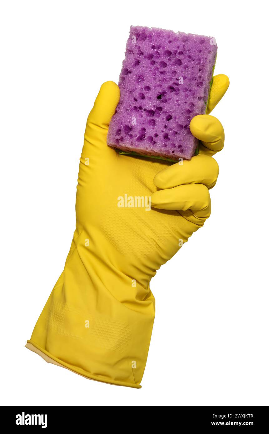 Une main dans des gants en caoutchouc jaune tient une éponge sur un fond blanc. Les gants en caoutchouc isolent Banque D'Images Une main dans des gants en caoutchouc jaune tient une éponge sur un fond blanc. Les gants en caoutchouc isolent Banque D'Images