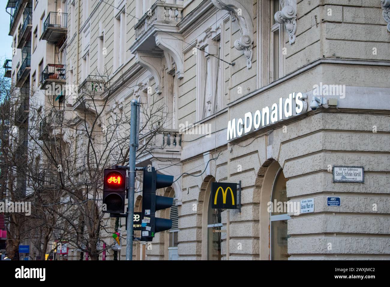 16.1.24 Budapest Hongrie : logo de MC Donald sur la façade du bâtiment à Budapest, Hongrie Banque D'Images