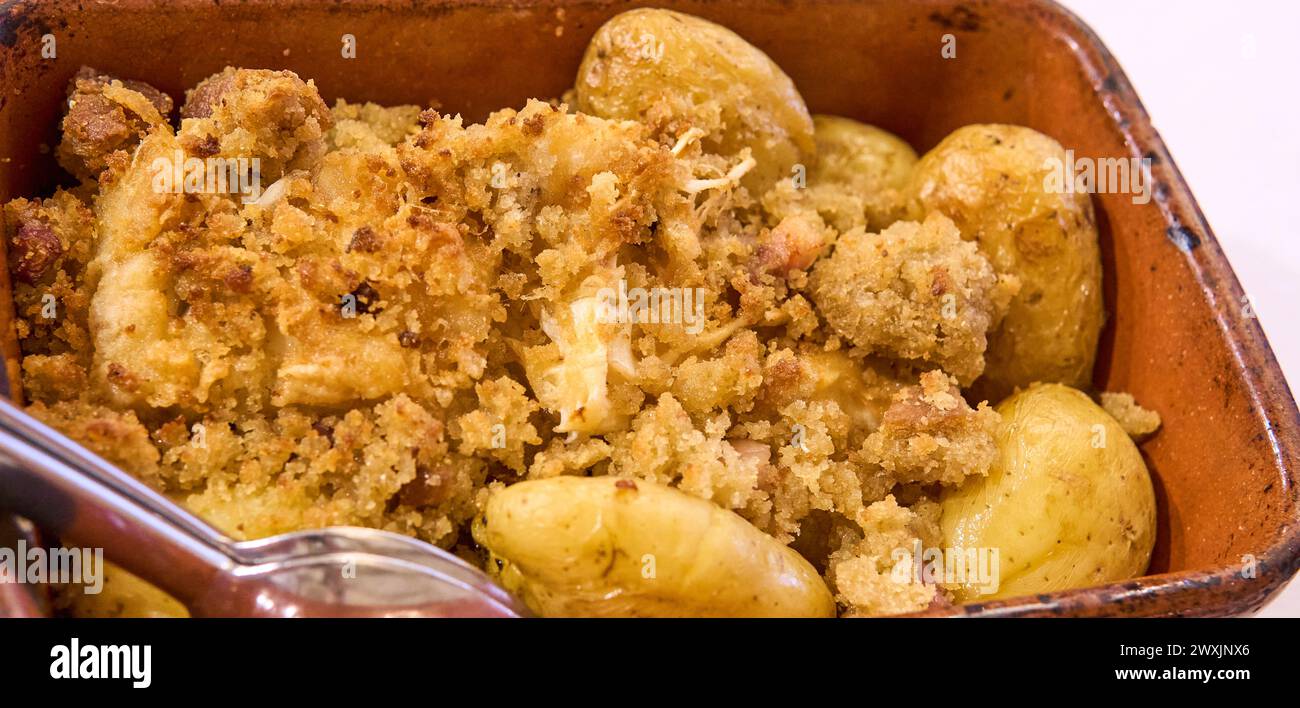 Traditionnel portugais Bacalhau a bras dans le plat d'argile . Concept de cuisine culturelle Banque D'Images