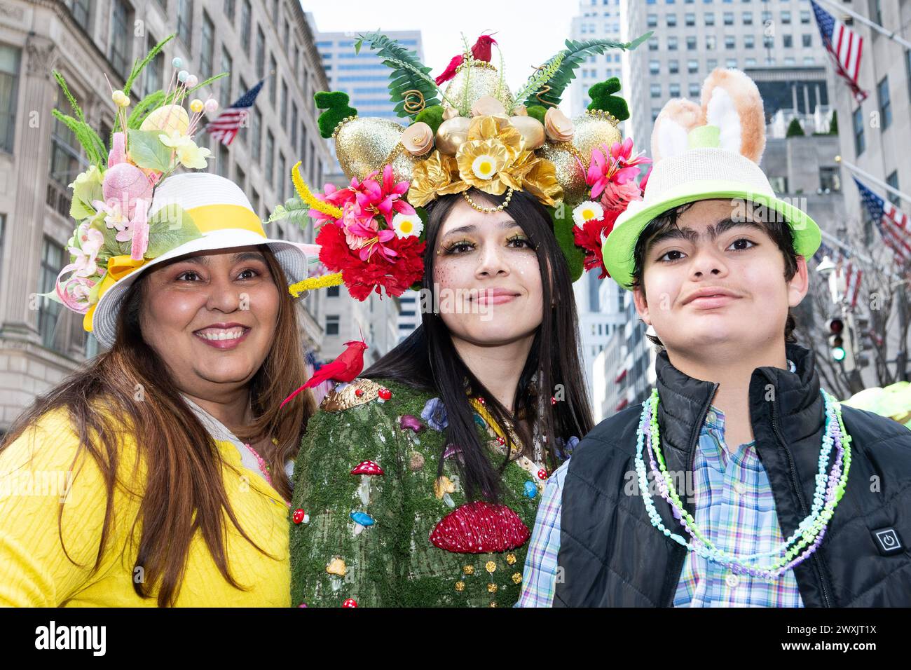 New York, États-Unis. 31 mars 2024. Les participants portent des chapeaux élaborés à la Parade et au Festival du Bonnet de Pâques de New York sur la Cinquième Avenue, près de équipés Cathédrale Patrick à New York. Crédit : SOPA images Limited/Alamy Live News Banque D'Images