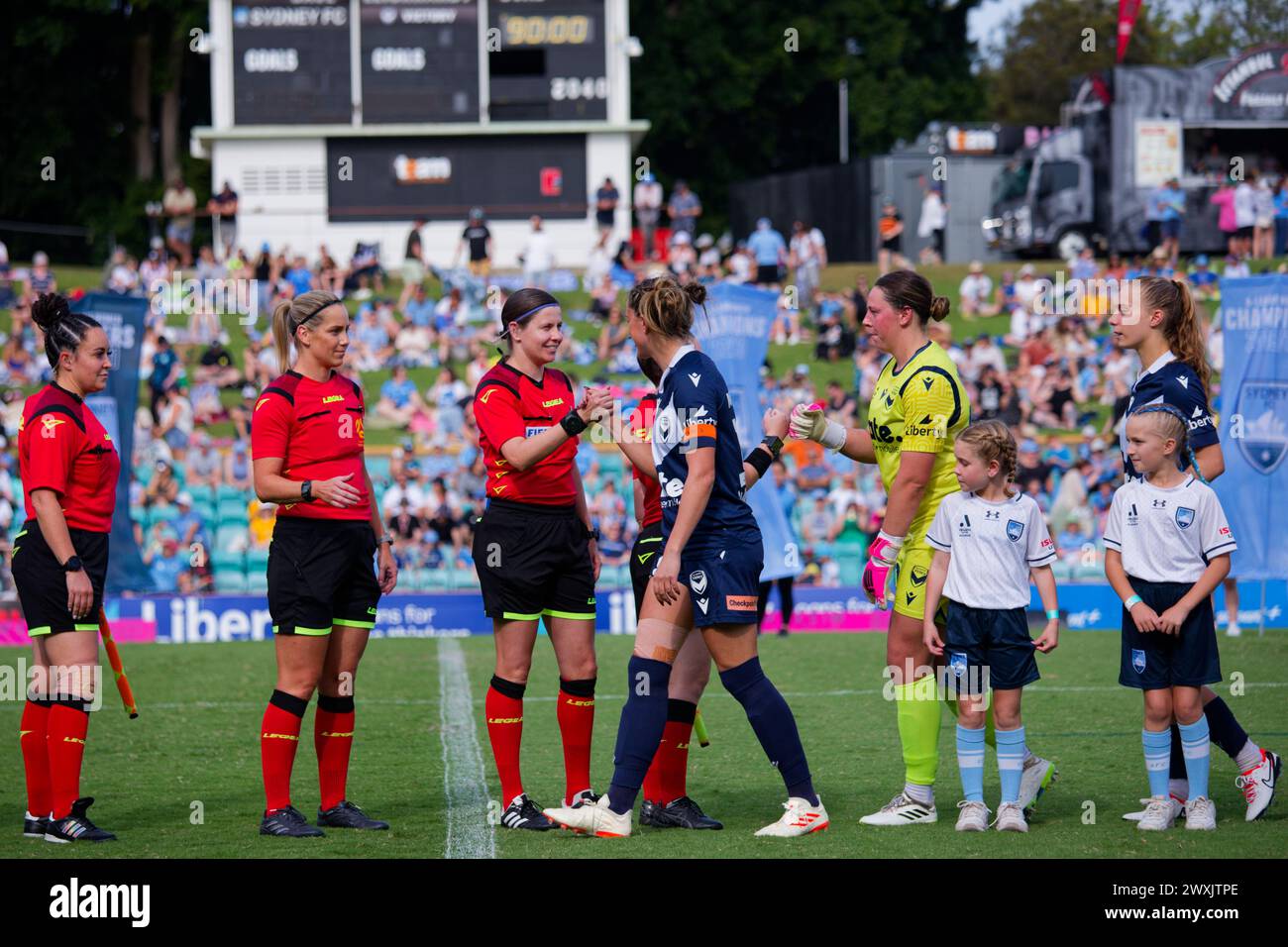 Sydney, Australie. 31 mars 2024. Les joueurs de Melbourne Victory se serrent la main des arbitres du match avant le match A-League Women Rd22 entre Sydney FC et Melbourne Victory à Leichhardt Oval le 31 mars 2024 à Sydney, Australie crédit : IOIO IMAGES/Alamy Live News Banque D'Images