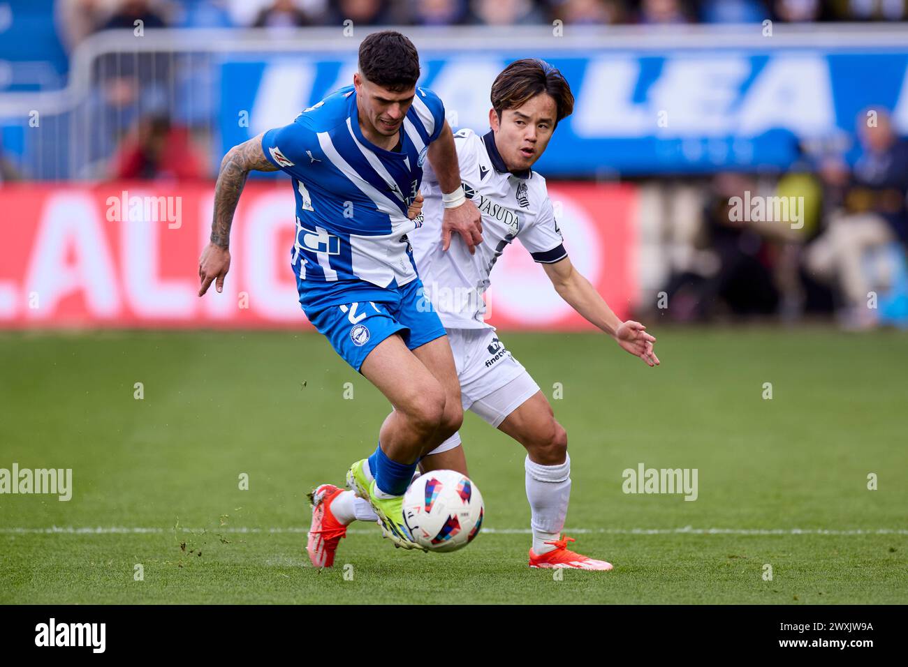 Takefusa Kubo de Real Sociedad concourt pour le ballon avec Javi Lopez de Deportivo Alaves lors du match LaLiga EA Sports entre Deportivo Alaves et Real Sociedad à Mendizorrotza le 31 mars 2024, à Vitoria, en Espagne. Banque D'Images