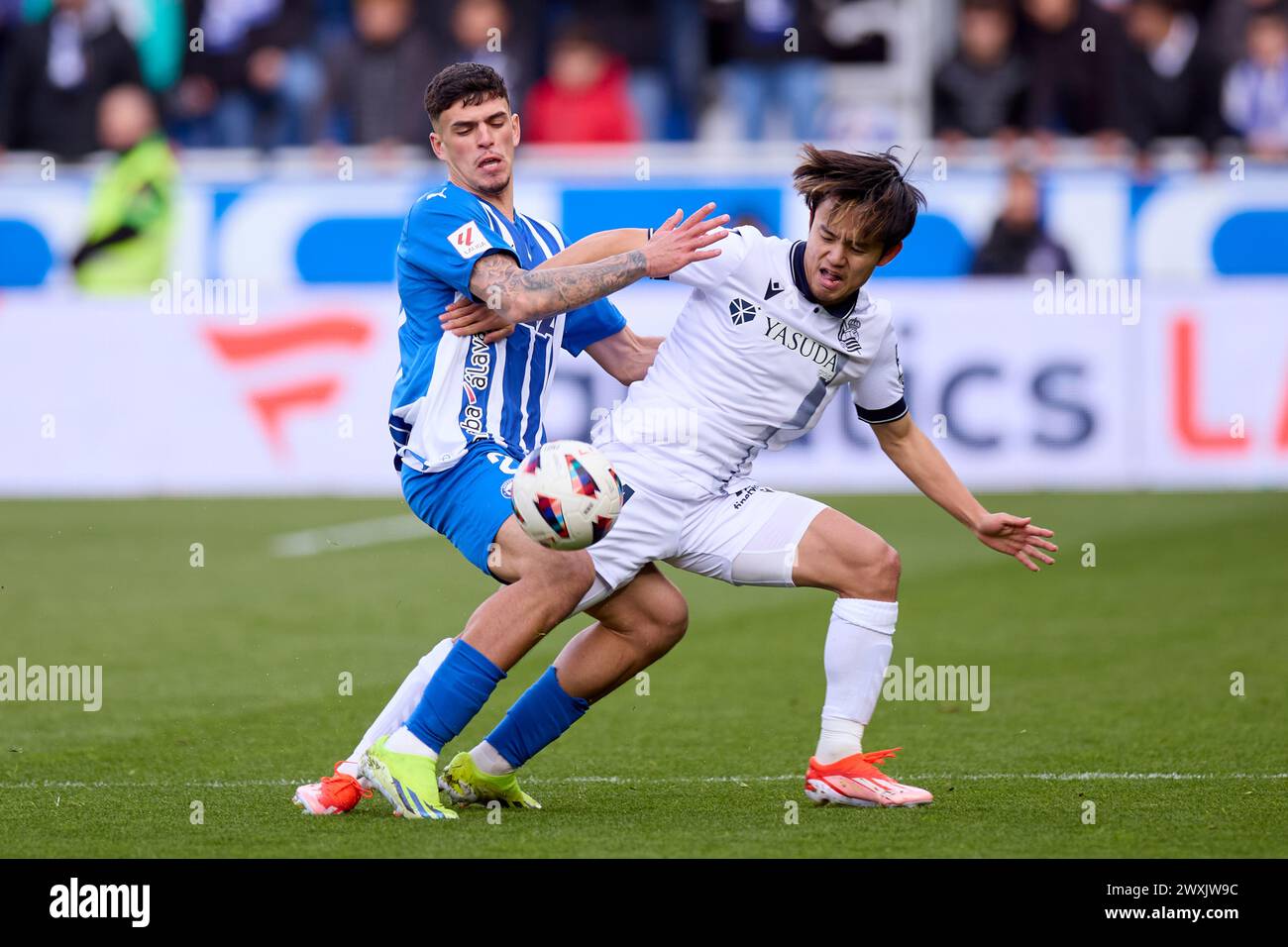Takefusa Kubo de Real Sociedad concourt pour le ballon avec Javi Lopez de Deportivo Alaves lors du match LaLiga EA Sports entre Deportivo Alaves et Real Sociedad à Mendizorrotza le 31 mars 2024, à Vitoria, en Espagne. Banque D'Images