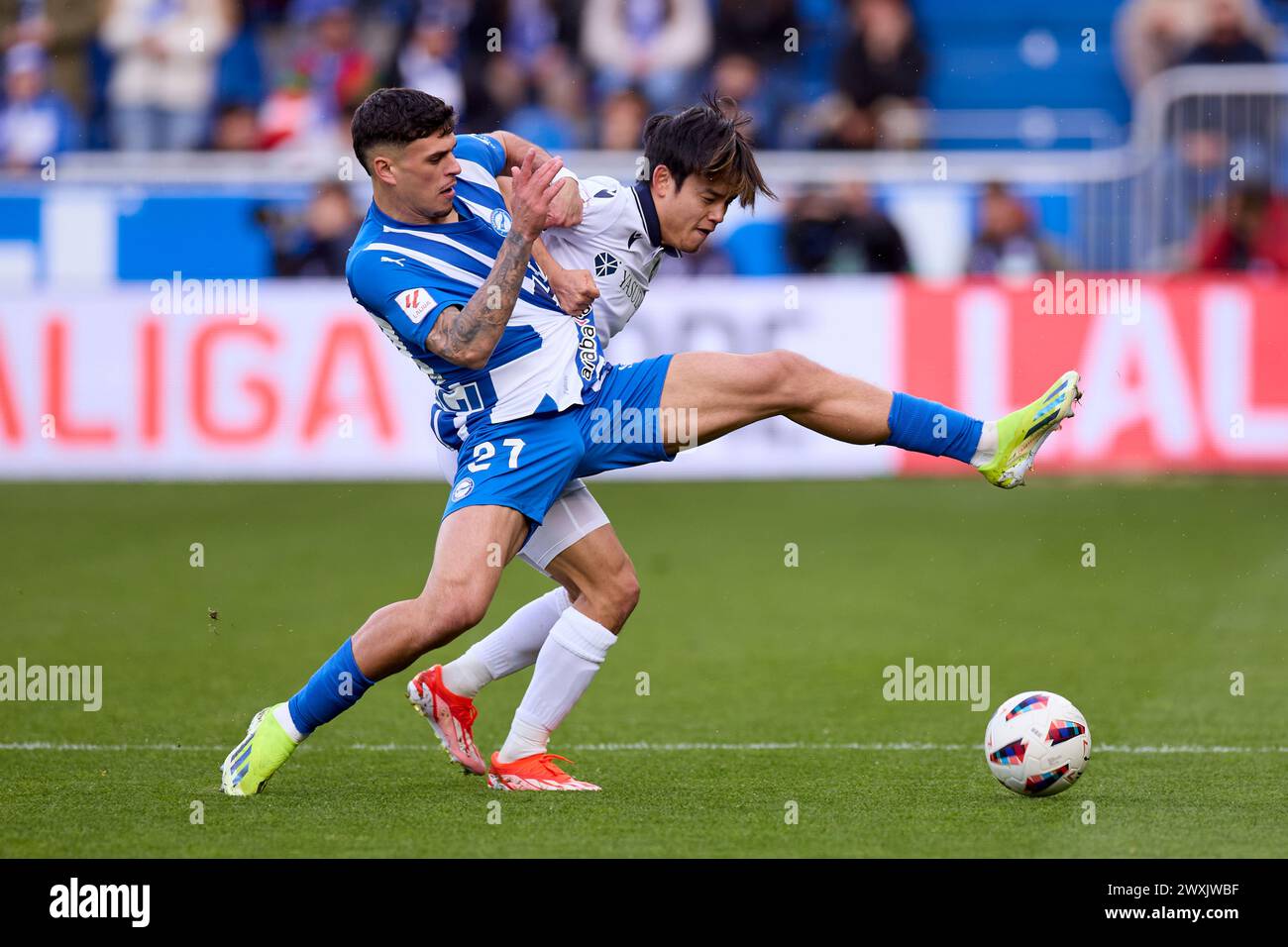 Takefusa Kubo de Real Sociedad concourt pour le ballon avec Javi Lopez de Deportivo Alaves lors du match LaLiga EA Sports entre Deportivo Alaves et Real Sociedad à Mendizorrotza le 31 mars 2024, à Vitoria, en Espagne. Banque D'Images