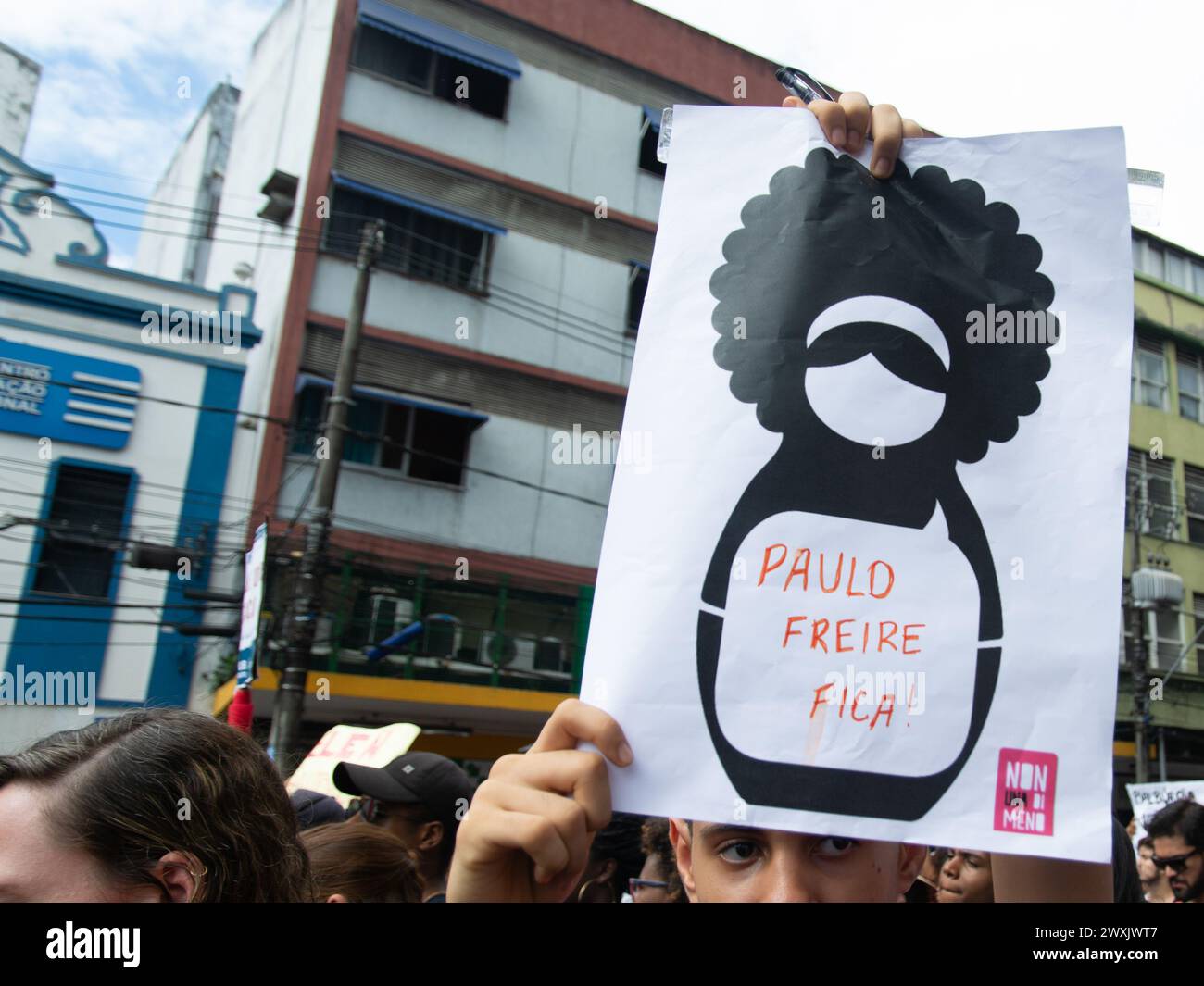 Salvador, Bahia, Brésil - 15 mai 2019 : des étudiants sont vus brandissant des pancartes lors d'une manifestation en faveur de l'éducation brésilienne dans la ville de Salvador Banque D'Images