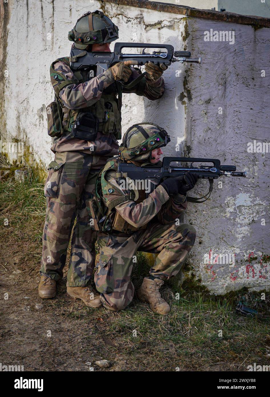 Des soldats français assurent la sécurité lors de la victoire dynamique 24-01 au joint multinational Readiness Center (JMRC) près de Hohenfels, Allemagne, le 27 mars 2024. La victoire dynamique est le dernier exercice que les cadets-officiers subissent à l'Académie militaire royale de Sandhurst. Le JMRC fournit des installations, un environnement d'entraînement et une force d'opposition pour s'assurer que les cadets sont aptes à commander et à diriger des soldats dans l'armée britannique. (Photo de l'armée américaine par le SPC Leonard Beckett) Banque D'Images