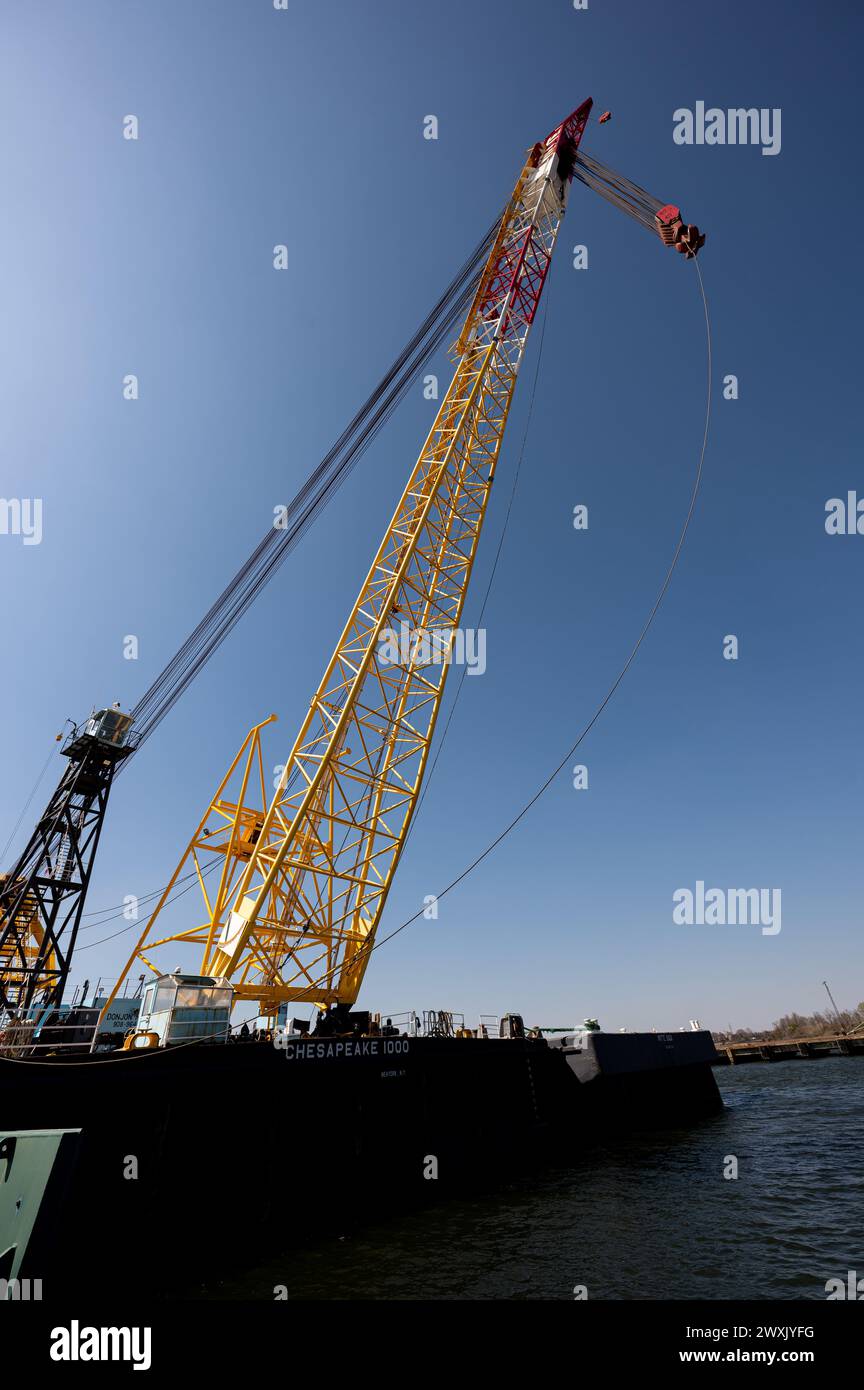 RIVIÈRE PATAPSCO (mars 29 2024) le Chesapeake, une barge à grue de 1000 tonnes, le Ferrell, une barge à grue tournante de 200 tonnes, et l'Oyster Bay, une barge à grue de 150 tonnes, sont dans le port de Baltimore. Les barges seront utilisées par le superviseur du sauvetage et de la plongée (SUPSALV) de la Marine pour enlever les parties immergées du pont Francis Scott Key. Les barges, sous contrat avec le Naval Sea Systems Command (NAVSEA), soutiendront le United Command dirigé par la Garde côtière américaine dans ses efforts pour dégager et rouvrir le chenal. (Photo de l'US Navy par le spécialiste des communications de masse de 2e classe Banque D'Images