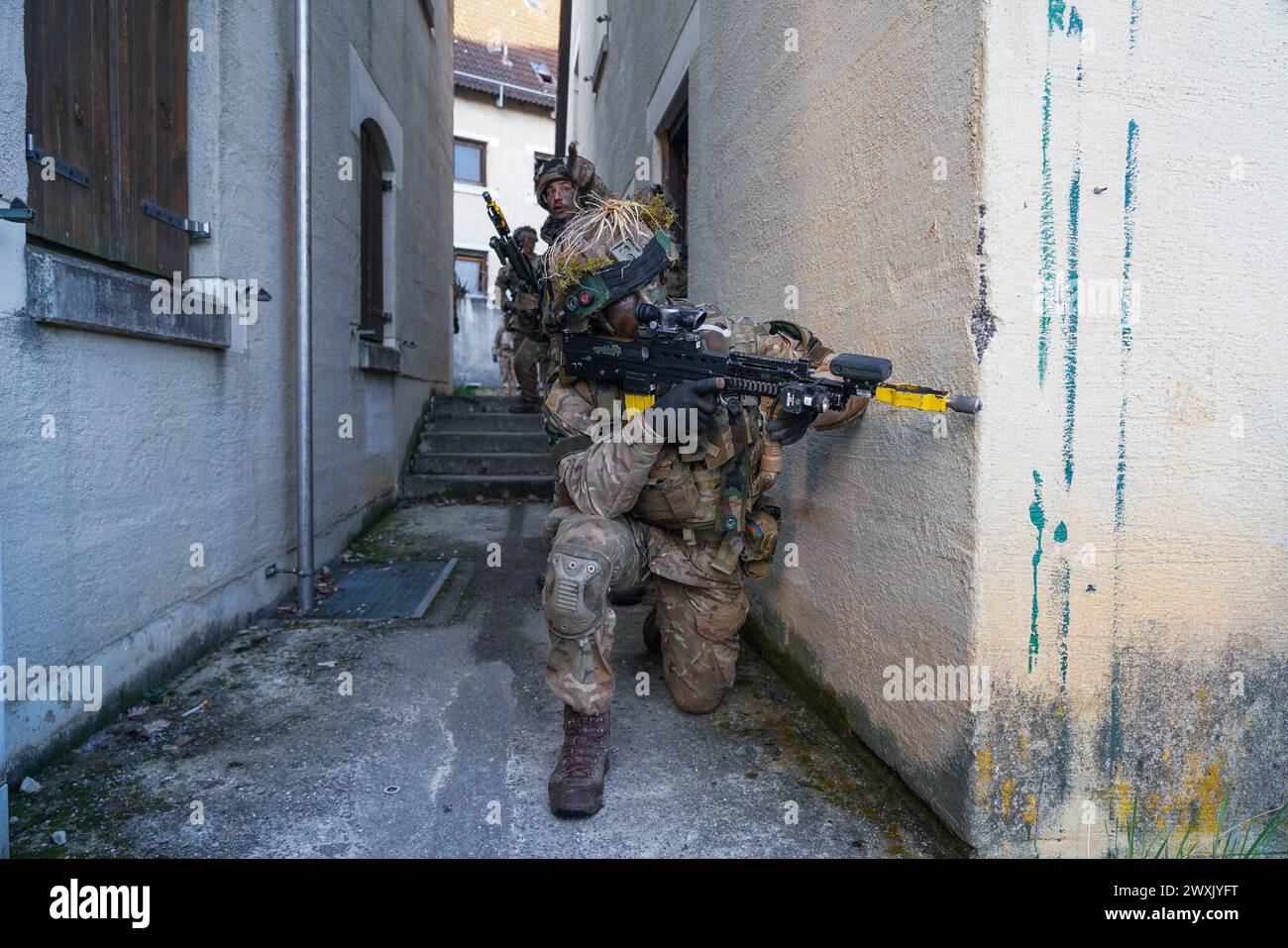 Des cadets officiers de l'Académie militaire royale de Sandhurst mènent un assaut lors de la victoire dynamique 24-01 au joint multinational Readiness Center (JMRC) près de Hohenfels, Allemagne, le 27 mars 2024. La victoire dynamique est le dernier exercice que les cadets-officiers subissent à l'Académie militaire royale de Sandhurst. Le JMRC fournit des installations, un environnement d'entraînement et une force d'opposition pour s'assurer que les cadets sont aptes à commander et à diriger des soldats dans l'armée britannique. (Photo de l'armée américaine par le SPC Leonard Beckett) Banque D'Images